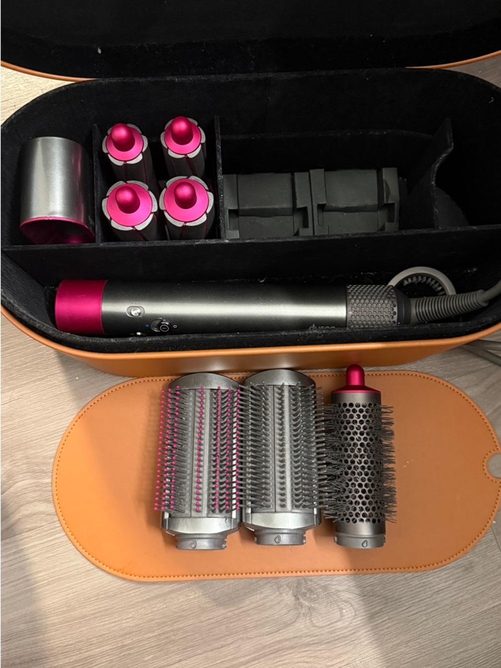 Dyson Air Wrap - like new, freshly sanitized - all accessories included - Picture 3 of 4